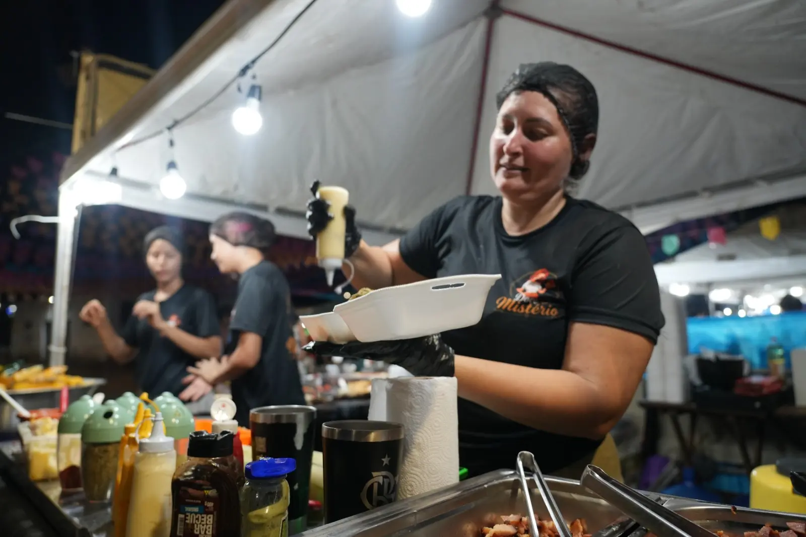 PRAÇA DE ALIMENTAÇÃO - Sabores típicos conquistam o público no Arraiá do Bera