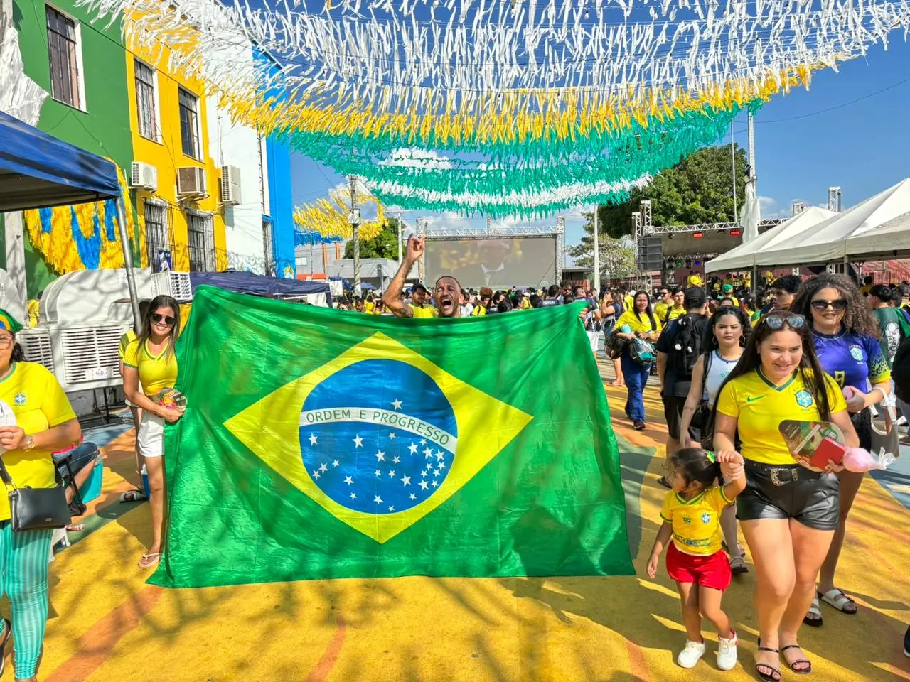 Estrutura com tendas, climatizadores e picolés garante conforto para torcida na Rua do Hexa