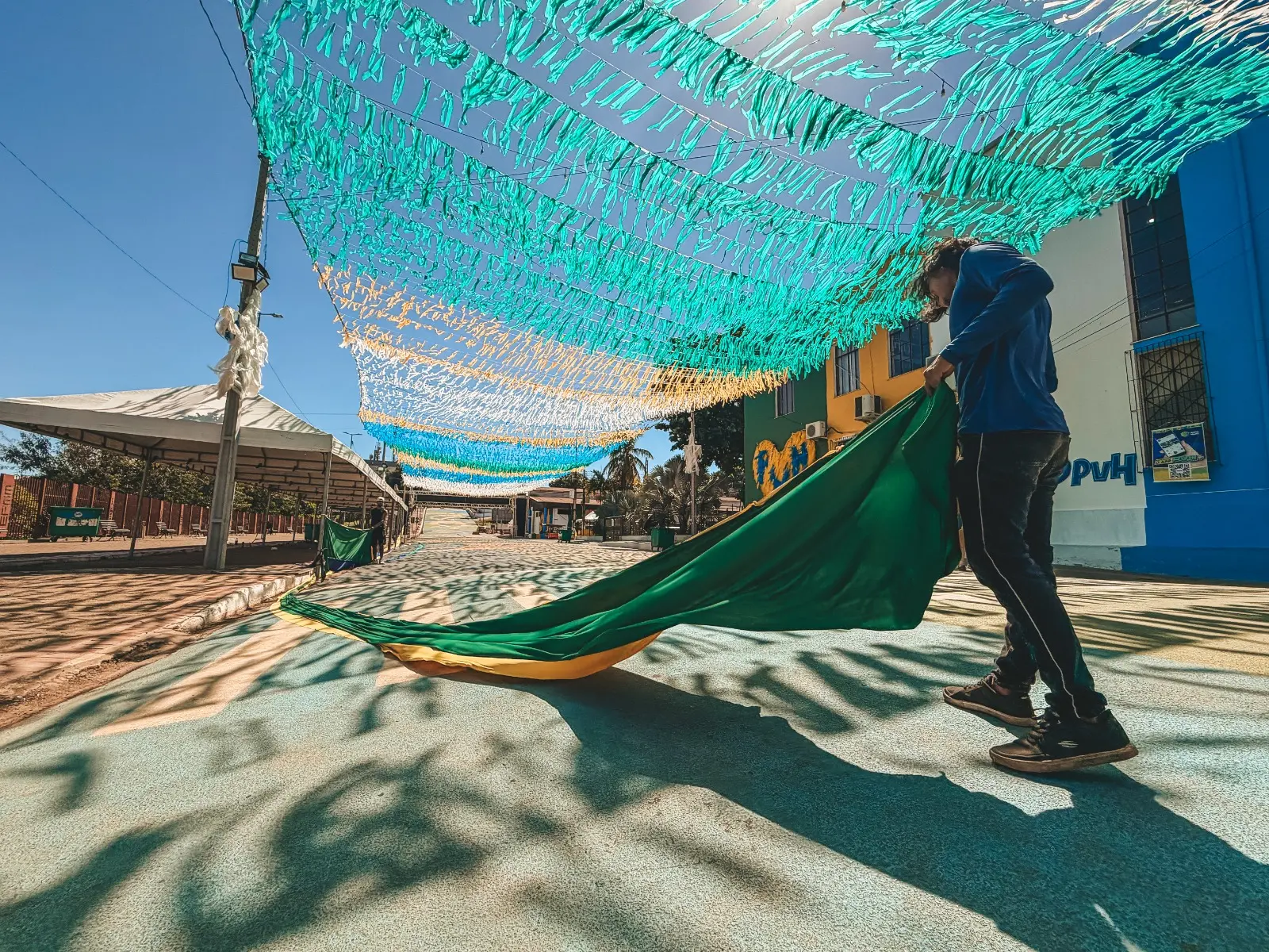 INICIATIVA - Cobertura é implantada na Rua do Hexa para amenizar o calor e receber torcedores 