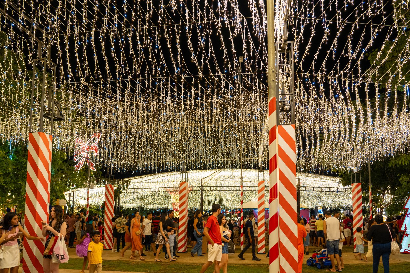 Quem visita o local já percebe a grandiosidade das peças decorativas distribuídas por todo o ambiente