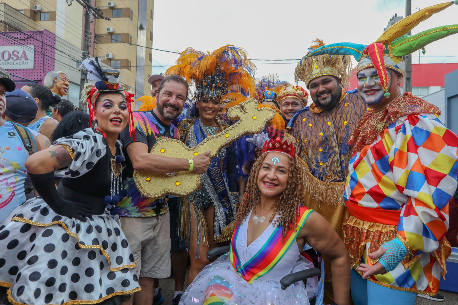 O prefeito Hildon desfilou entre os foliões e suas fantasias 