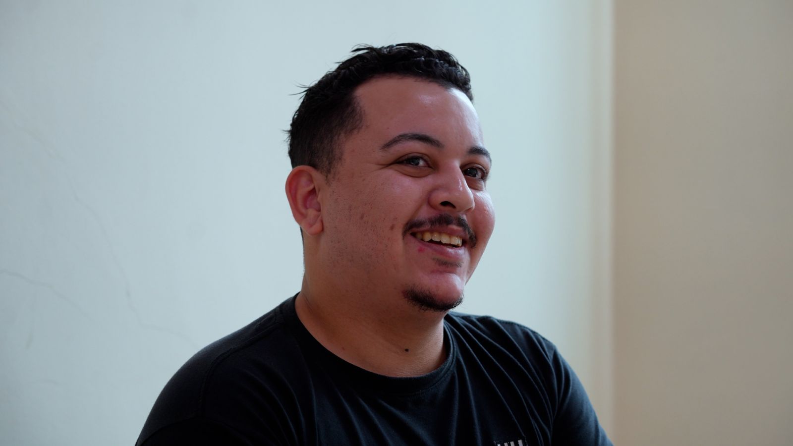 Antônio Marlon frequenta a sala de informática para acessar os computadores e estudar para concurso público