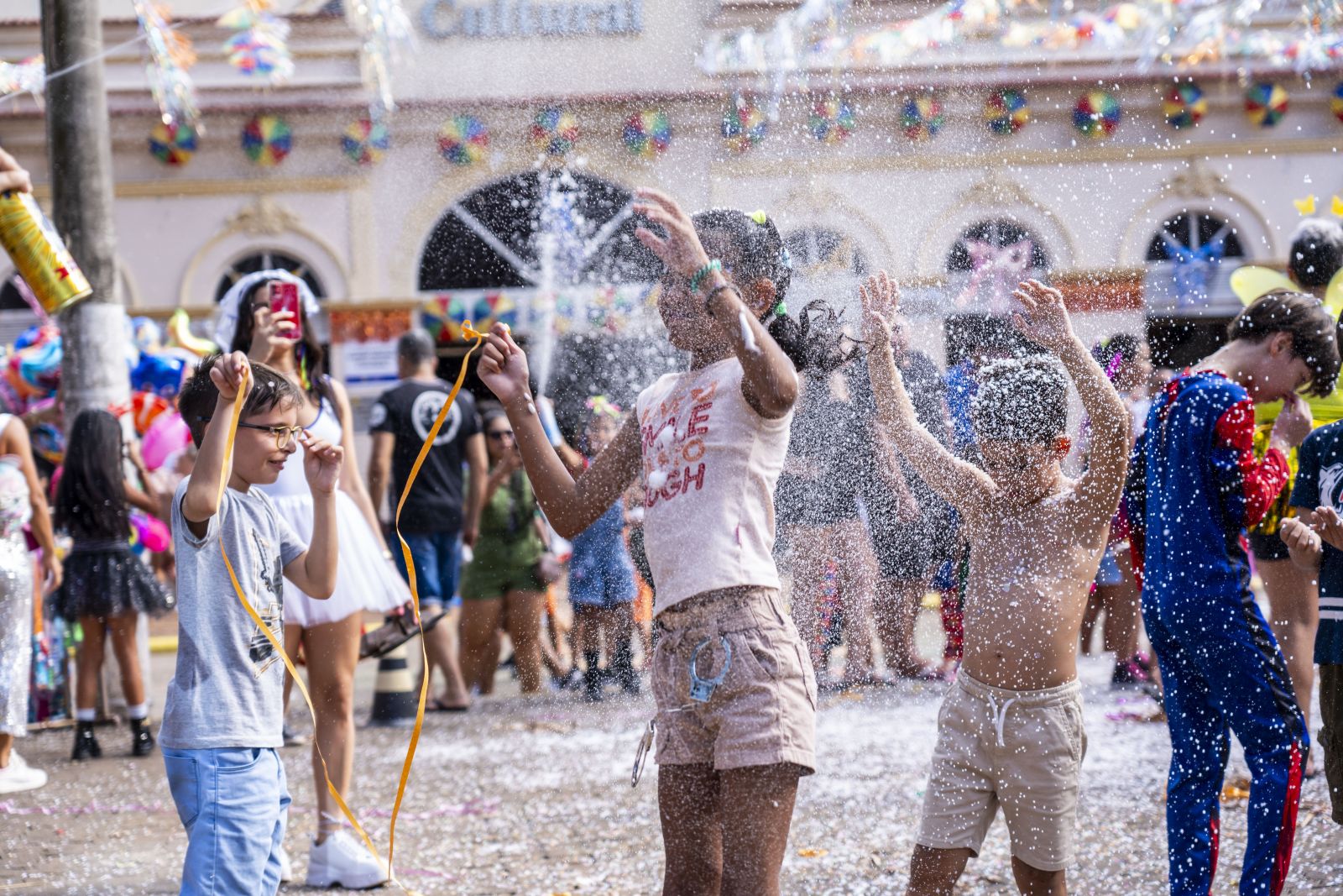 O banho de espuma foi uma diversão a mais para a garotada