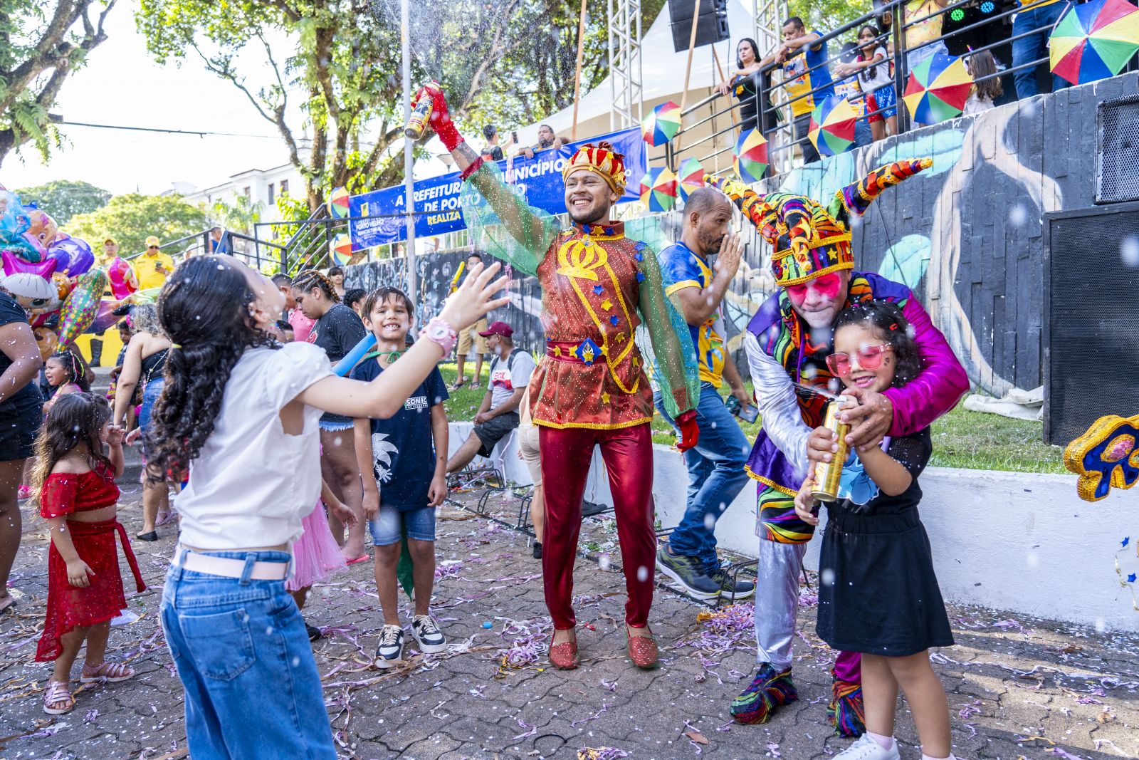 Com personagens da Corte, as crianças entraram no clima da festa