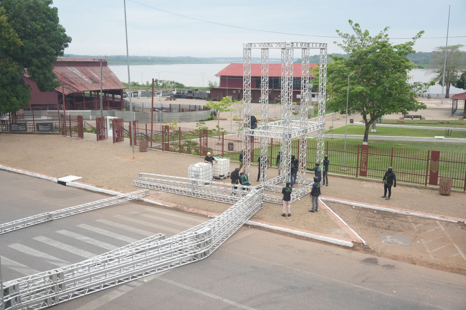 Prefeitura já iniciou a montagem dos palcos na avenida Farquar e no Complexo Madeira-Mamoré