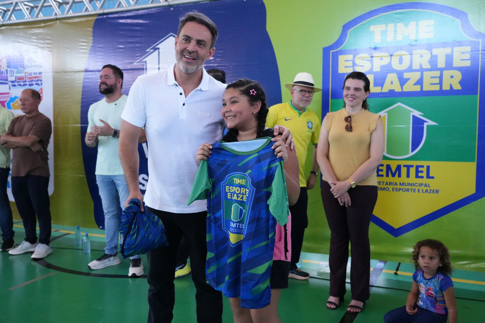 ra Melissa Arrais é atleta de natação e recebeu das mãos do prefeito Léo Moraes o kit do Construindo Campeões
