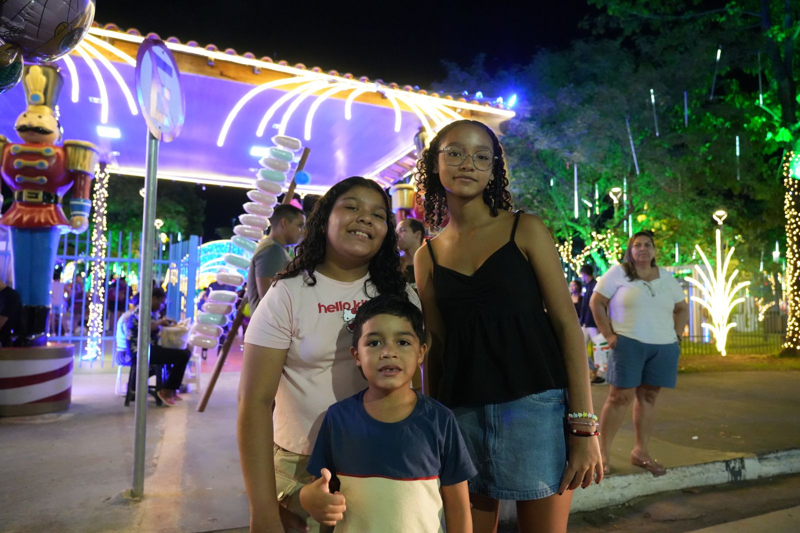 Magia compartilhada: irmãos se encantam com a passagem da Caravana