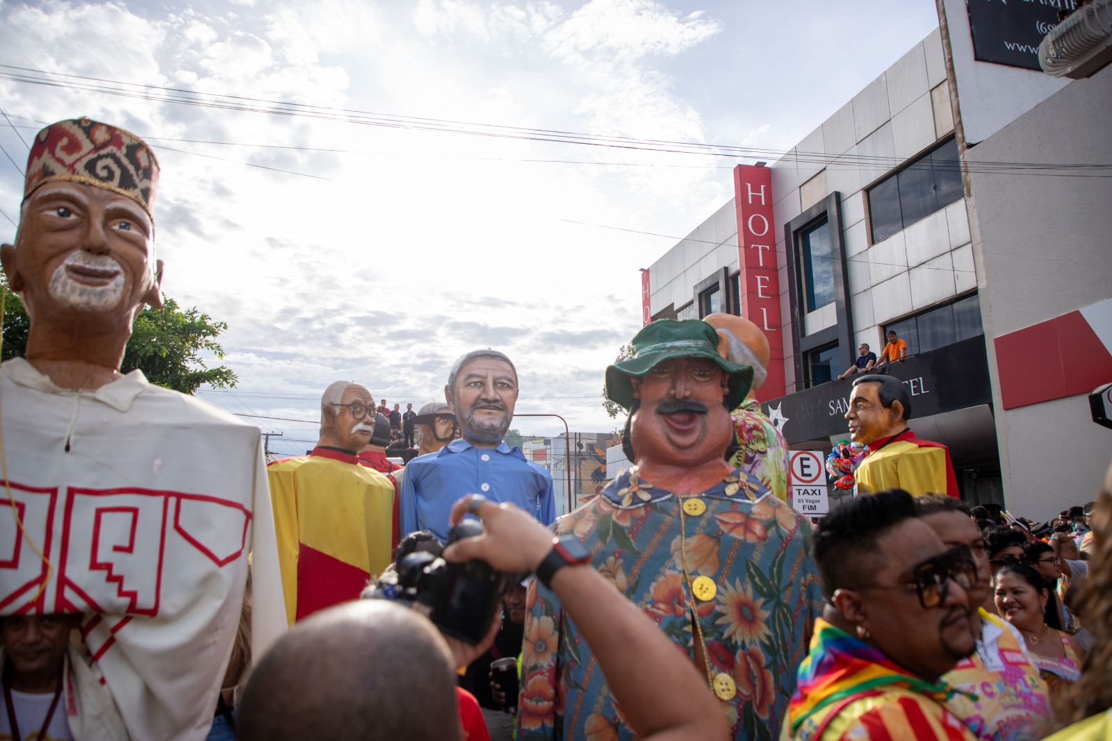 Os bonecos gigantes representam Manelão e tantos outros sambistas e incentivadores da Banda