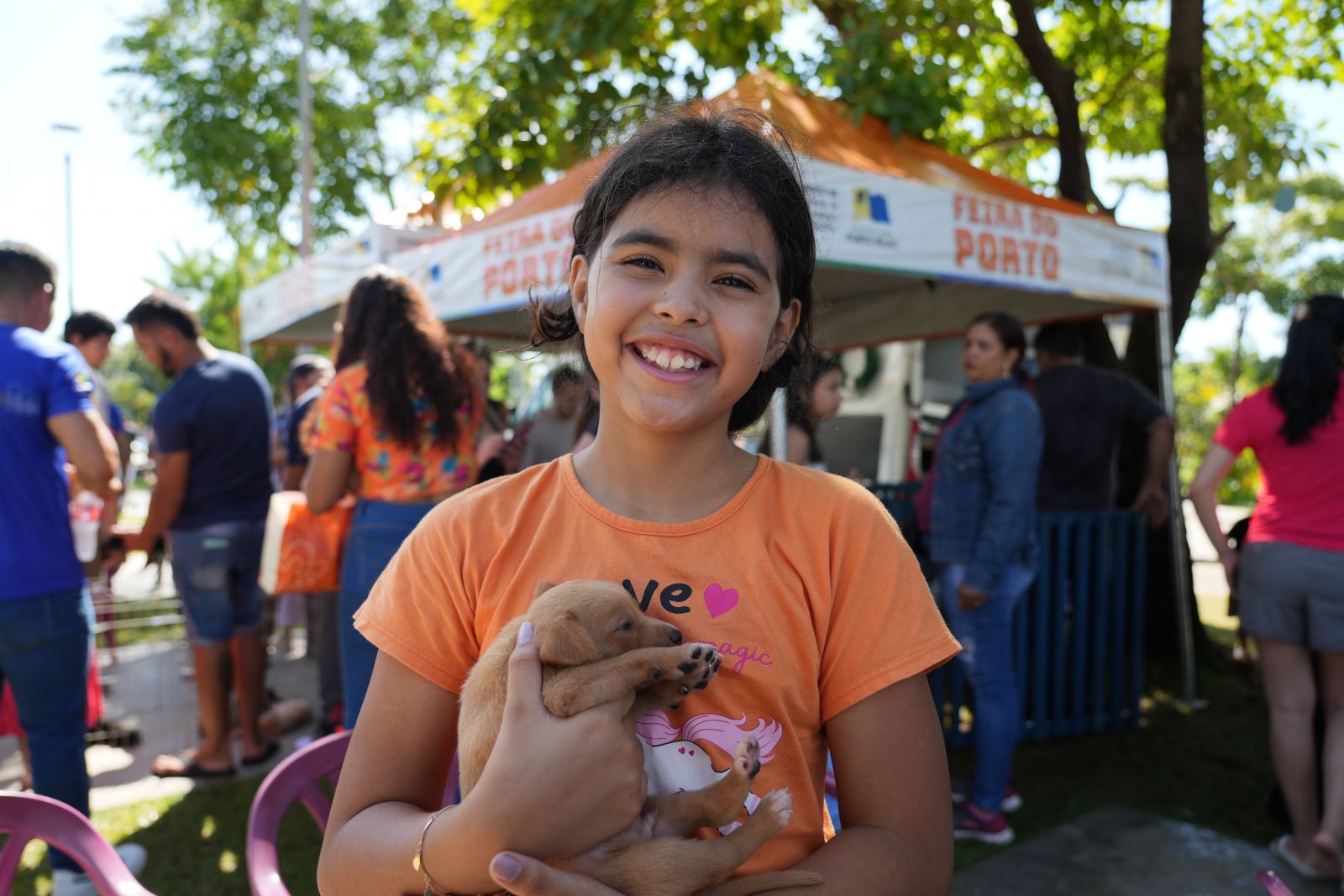 Isabelly Hadassa, segurava o filhote com cuidado e atenção ao animal que acabava de adotar