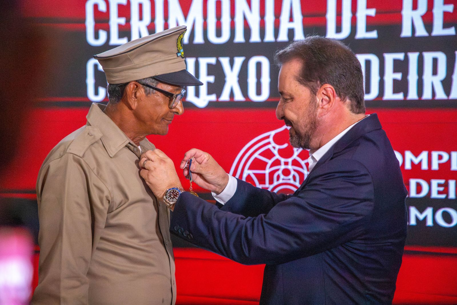 O prefeito fez a entrega da Comenda Madeira-Mamoré a quatro ex-ferroviários da EFMM