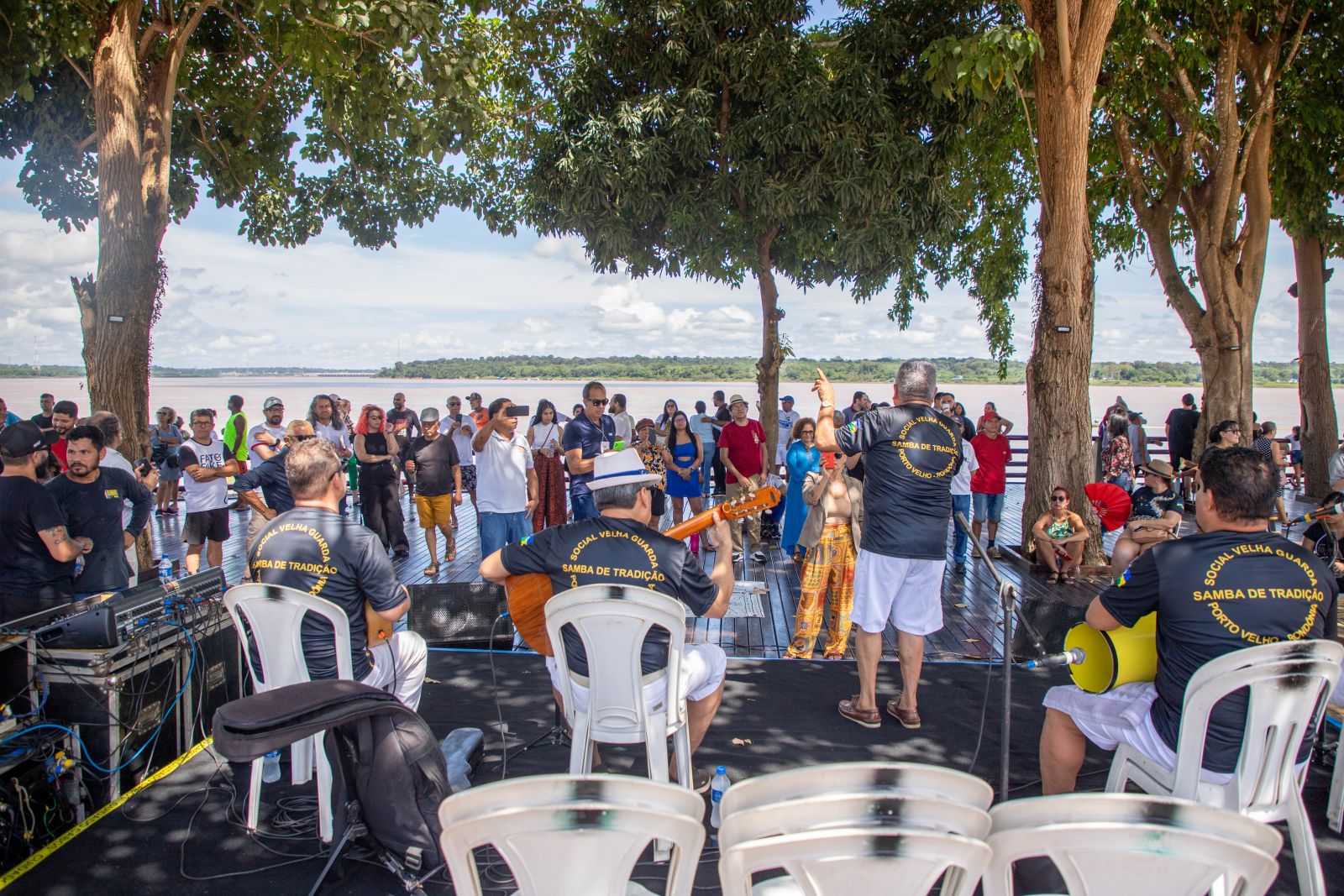 Durante todo este final de semana de abertura acontecerão shows de artistas locais