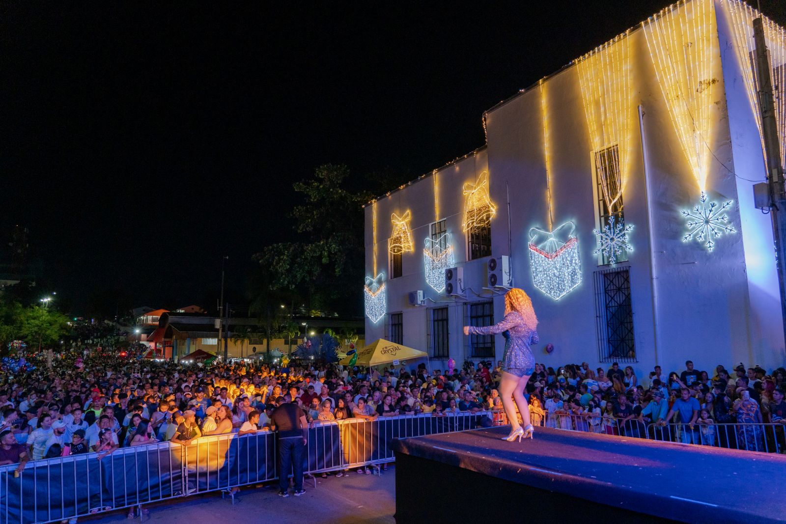 Um palco com estrutura de som e iluminação foi montado no centro histórico 