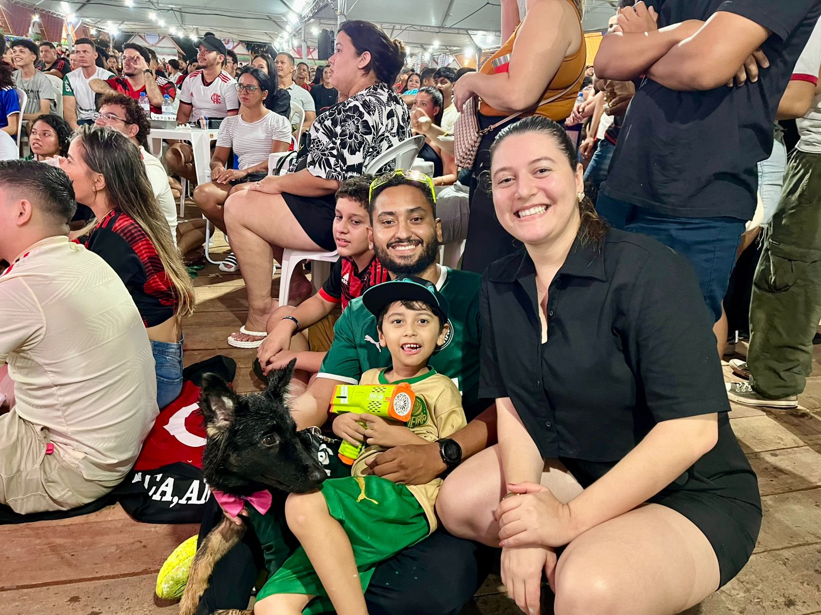 Dhiulia, Kall, Benício e a Kira representaram o Palmeiras em meio à torcida rubro-negra.
