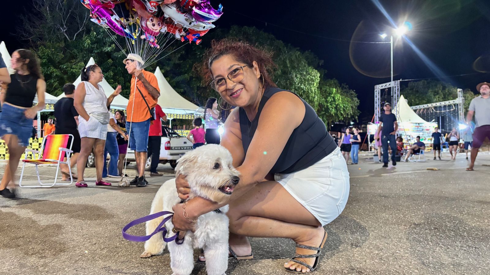 Raimunda Silva aproveitou a tranquilidade do evento para passear com seu amigo de quatro patas